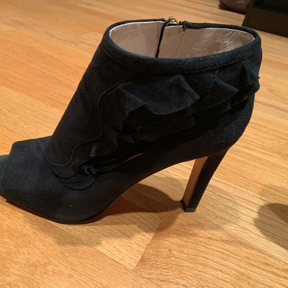 Women’s 7.5 Louise et cie black suede booties